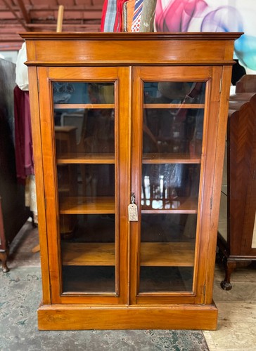 Vintage bookcase display - vintage, /